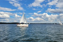 Słoneczny dzień nad jeziorem, pełen spokoju i ciepła.